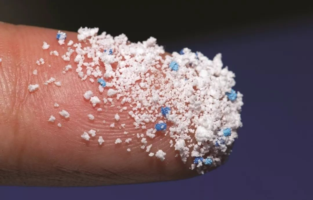 科學(xué)家首次在人類(lèi)血液中發(fā)現(xiàn)微塑料，使用生物降解袋減少微塑料的產(chǎn)生(圖1)