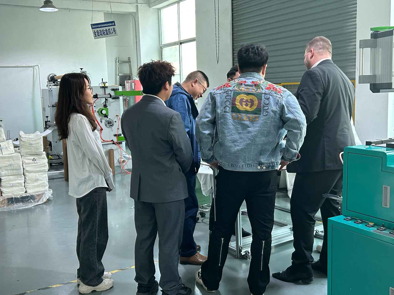 國際合作伙伴深度考察，共謀發(fā)展 —— 外國客戶訪問久信達(dá)科技生產(chǎn)車間(圖2)