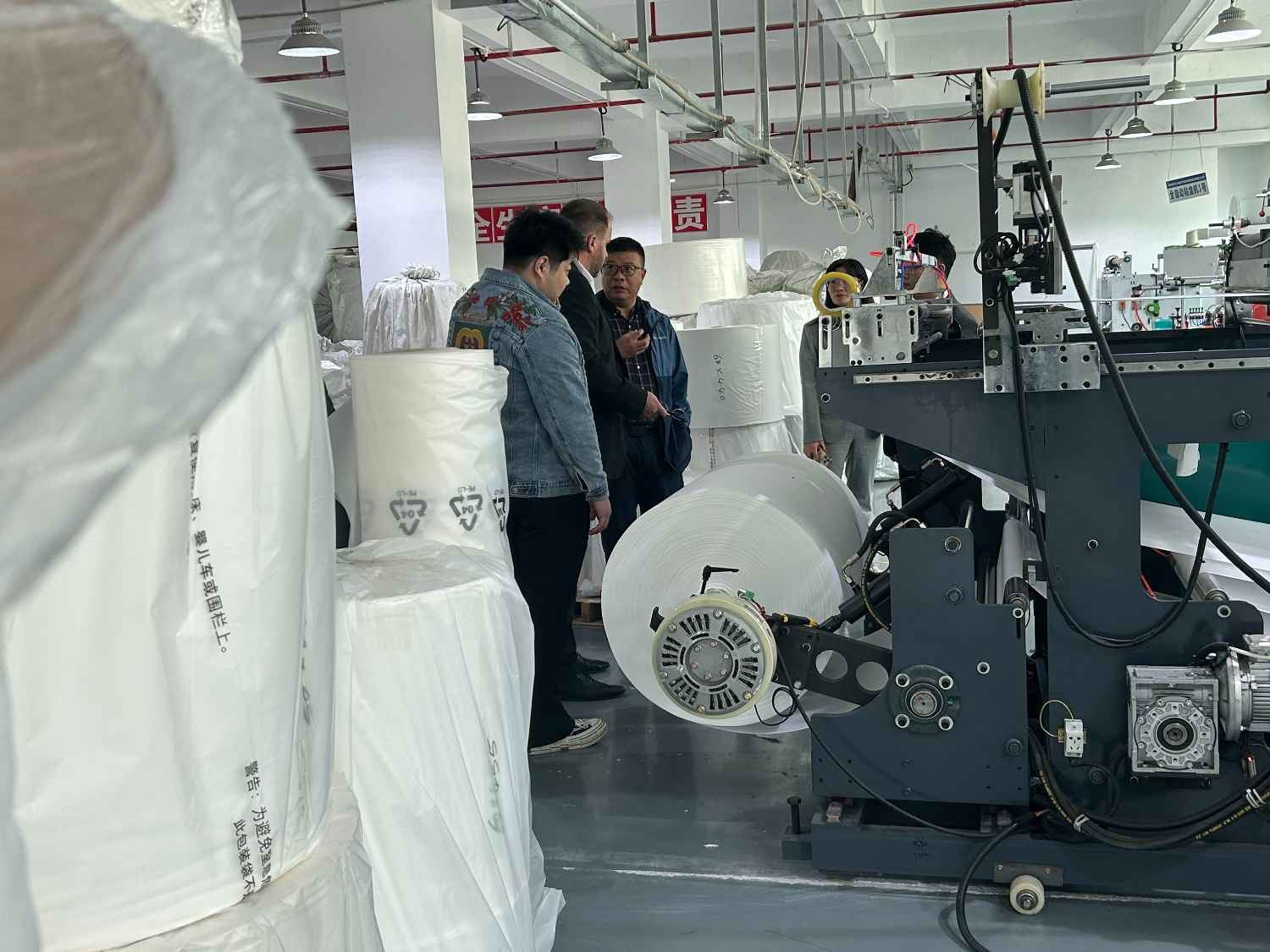 國際合作伙伴深度考察，共謀發(fā)展 —— 外國客戶訪問久信達(dá)科技生產(chǎn)車間(圖4)