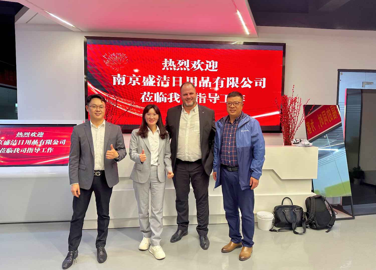 國際合作伙伴深度考察，共謀發(fā)展 —— 外國客戶訪問久信達(dá)科技生產(chǎn)車間(圖1)